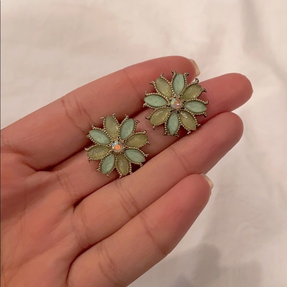 Mint green floral earrings - Picture 1 of 7